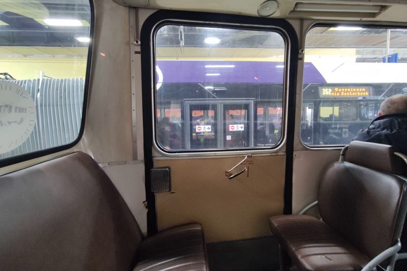 Rondrit met museumbussen door Arnhem